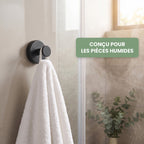 Crochet sans percer Murovea noir mat dans une douche, serviette blanche suspendue