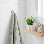 Crochet Murovea blanc dans une salle de bain claire, serviette gaufrée